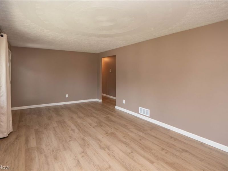 5251 Tanglewood Drive NE, Louisville, OH 44641 Photo 7