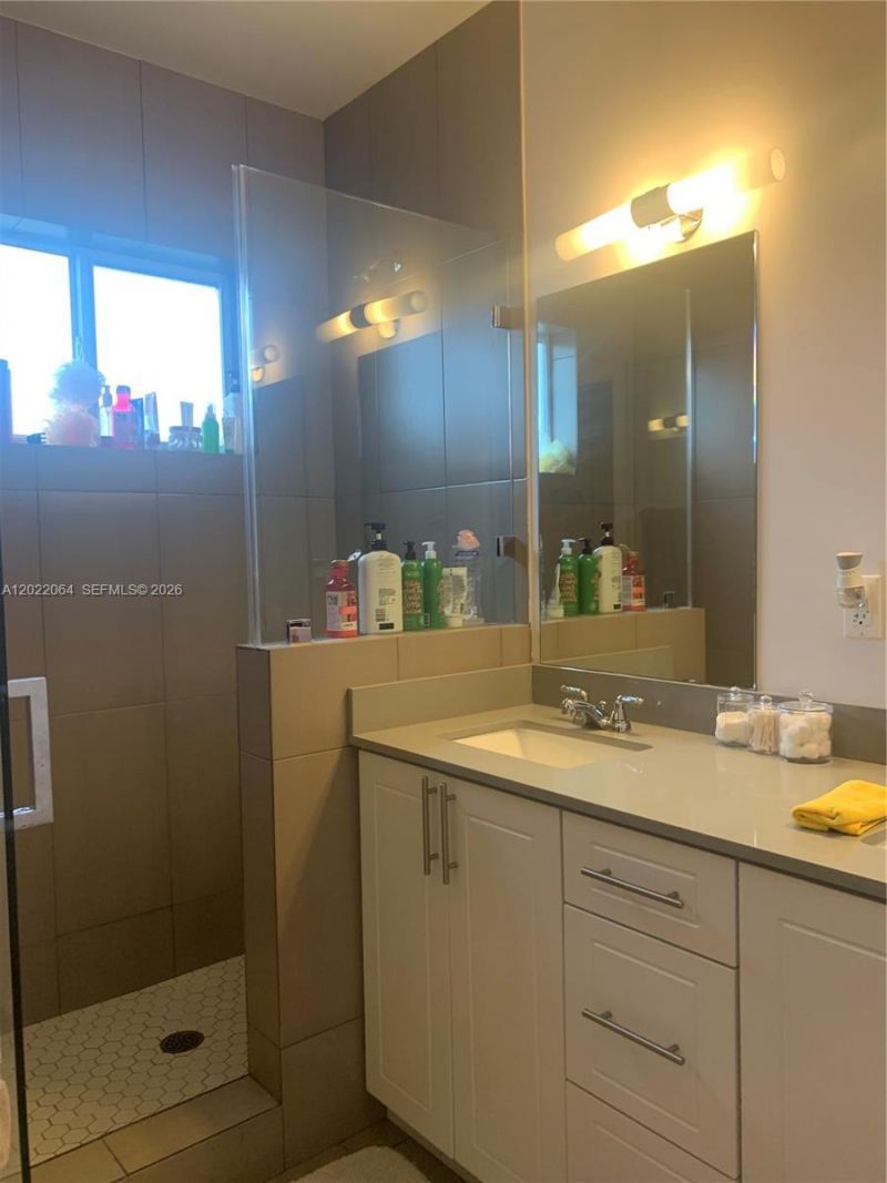 810 E 32nd St, Unit 810, Hialeah, FL 33013 Photo