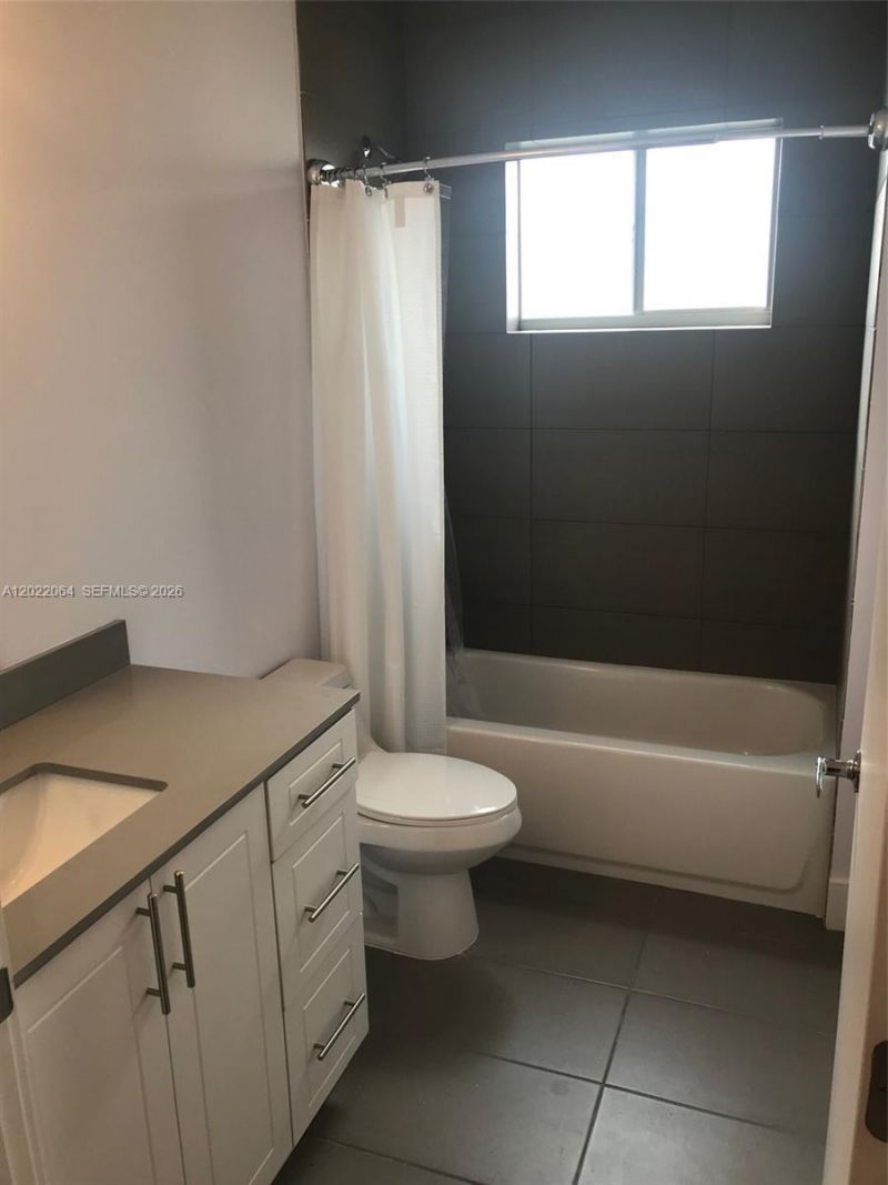 810 E 32nd St, Unit 810, Hialeah, FL 33013 Photo