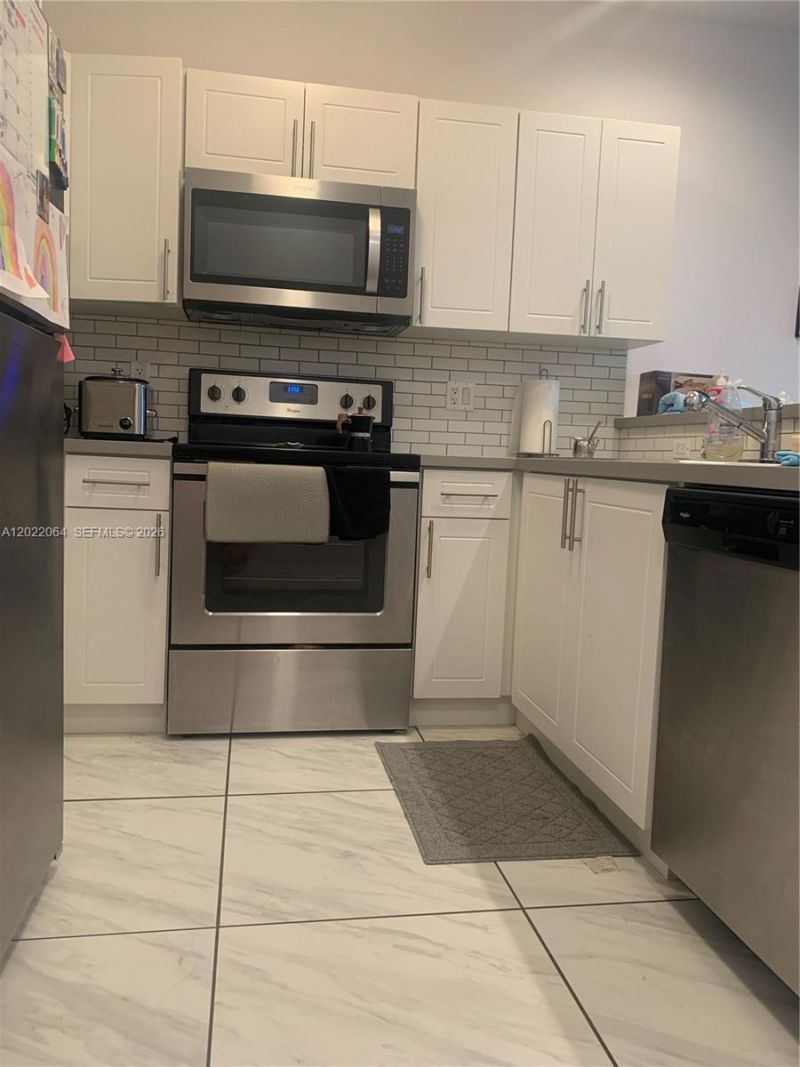 810 E 32nd St, Unit 810, Hialeah, FL 33013 Photo