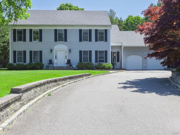 41 Astor Avenue, Saint James, NY 11780