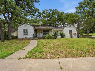 2900 Hunter Street, Fort Worth, TX 76112