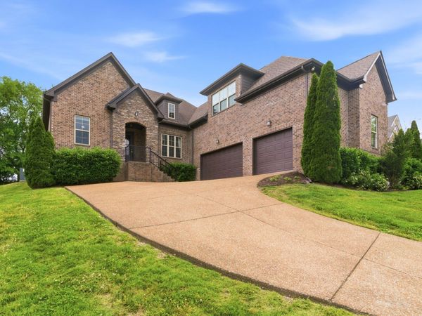 1038 Island Brook Dr, Hendersonville, TN 37075