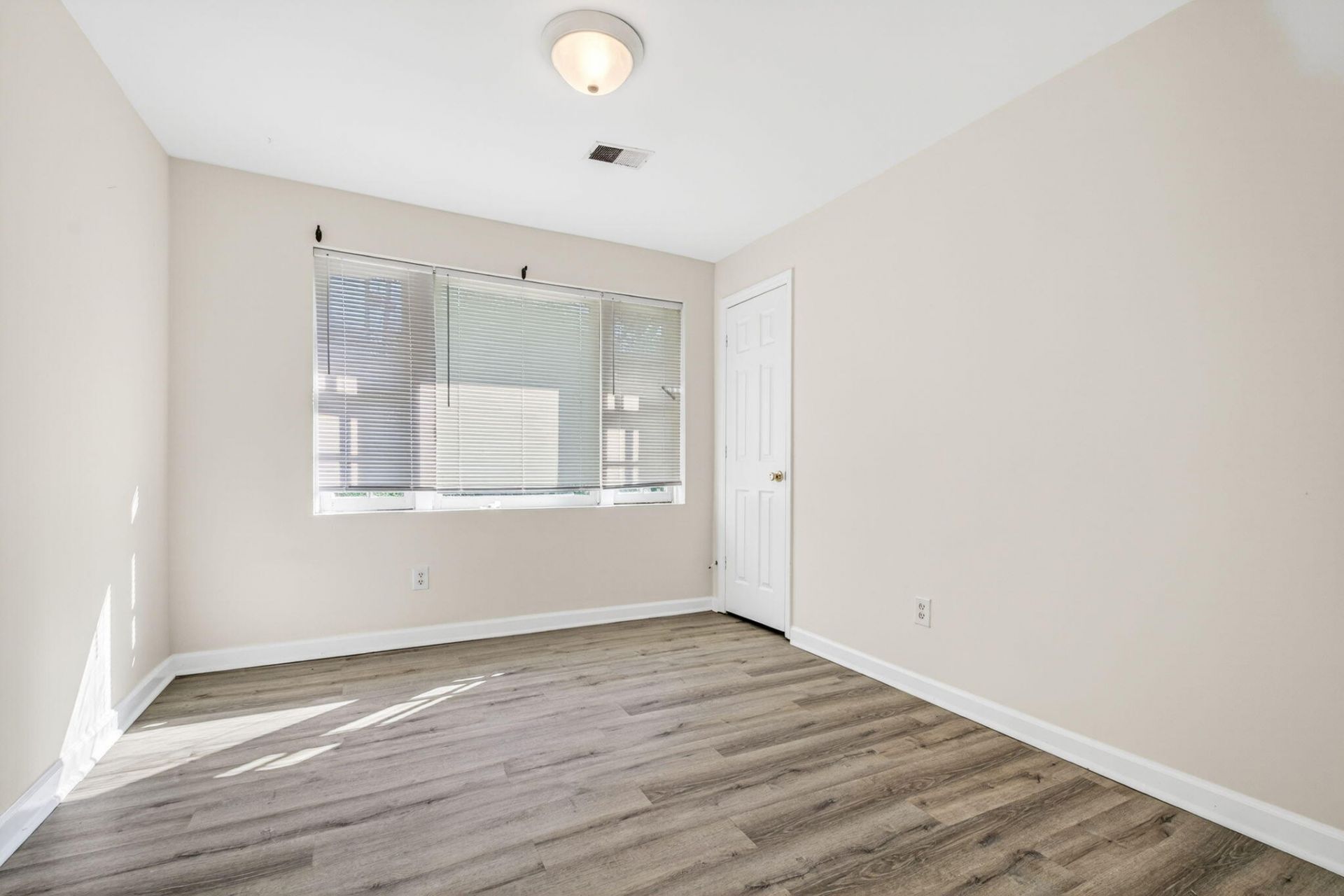 1045 Seaside Lane Photo 12