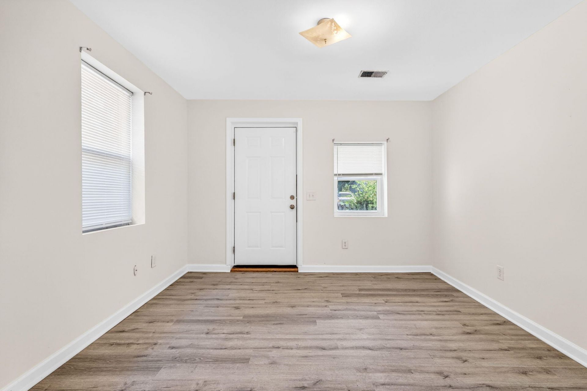 1045 Seaside Lane Photo 3