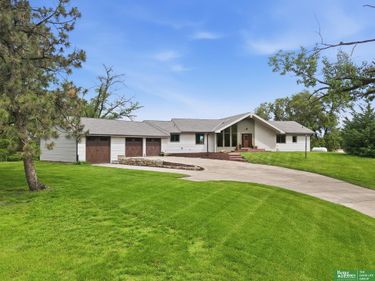 12706 Cottonwood Lane, Springfield, NE 68059
