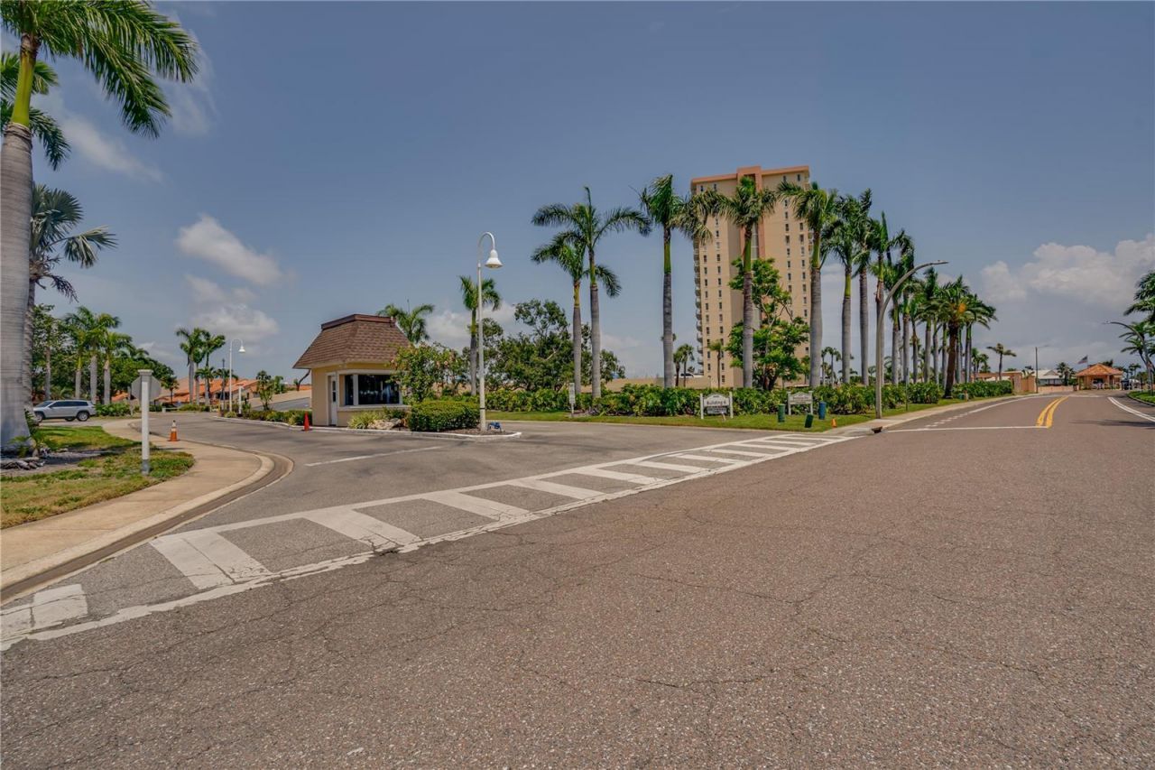 4900 Brittany Drive S, Unit 910, Saint Petersburg, FL 33715 Photo
