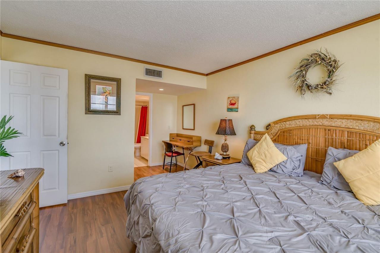 4900 Brittany Drive S, Unit 910, Saint Petersburg, FL 33715 Photo