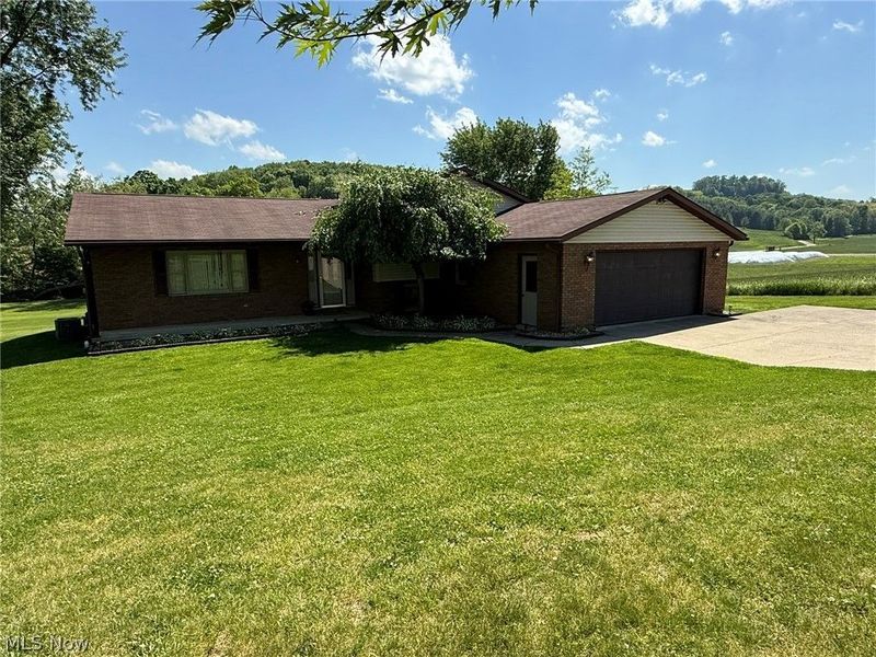 2462 Yorkview Road SW, New Philadelphia, OH 44663 Photo 1