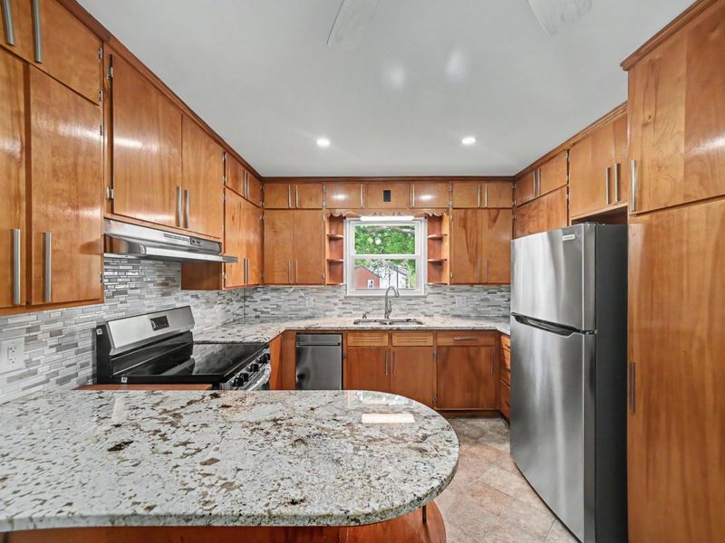 885 W Perry Street , Bucyrus, OH 44820 Photo 6