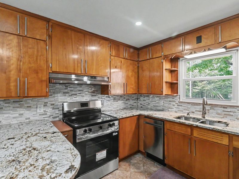 885 W Perry Street , Bucyrus, OH 44820 Photo 8