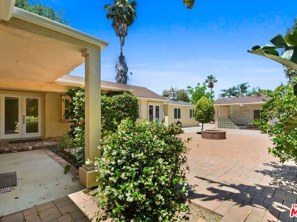 15426 Camarillo Street, Sherman Oaks, CA 91403
