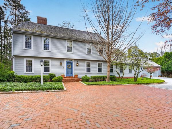 125 W Glenview Ct, Mequon, WI 53092