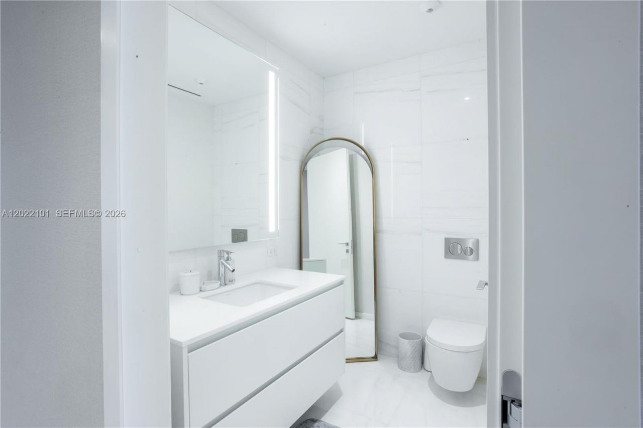 300 Biscayne Boulevard Way, Unit 2203C, Miami, FL 33131 Photo