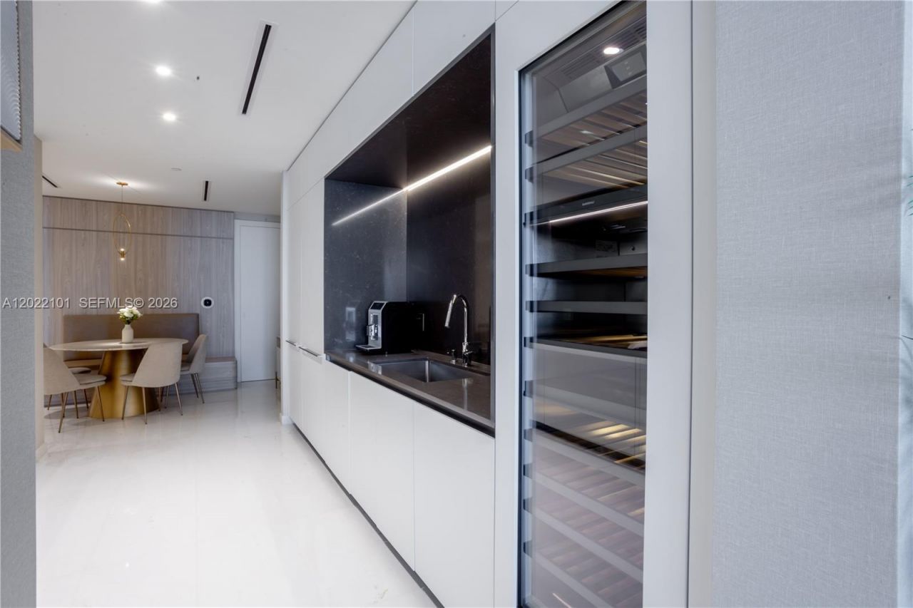 300 Biscayne Boulevard Way, Unit 2203C, Miami, FL 33131 Photo