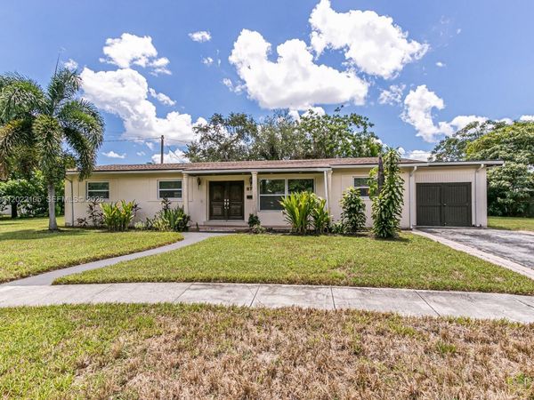 870 NE 182nd St , North Miami Beach, FL 33162