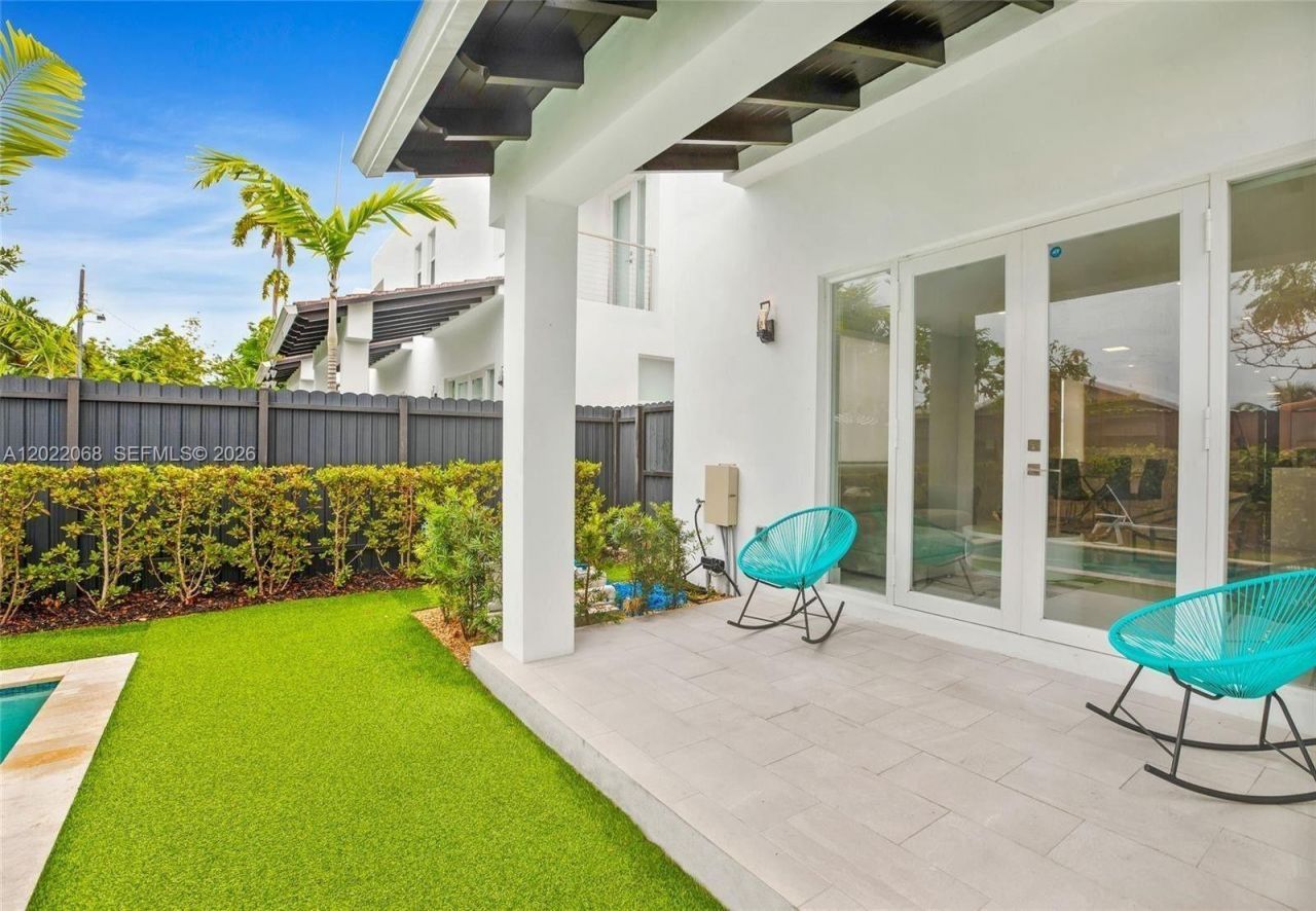 3657 SW 26th St , Miami, FL 33133 Photo