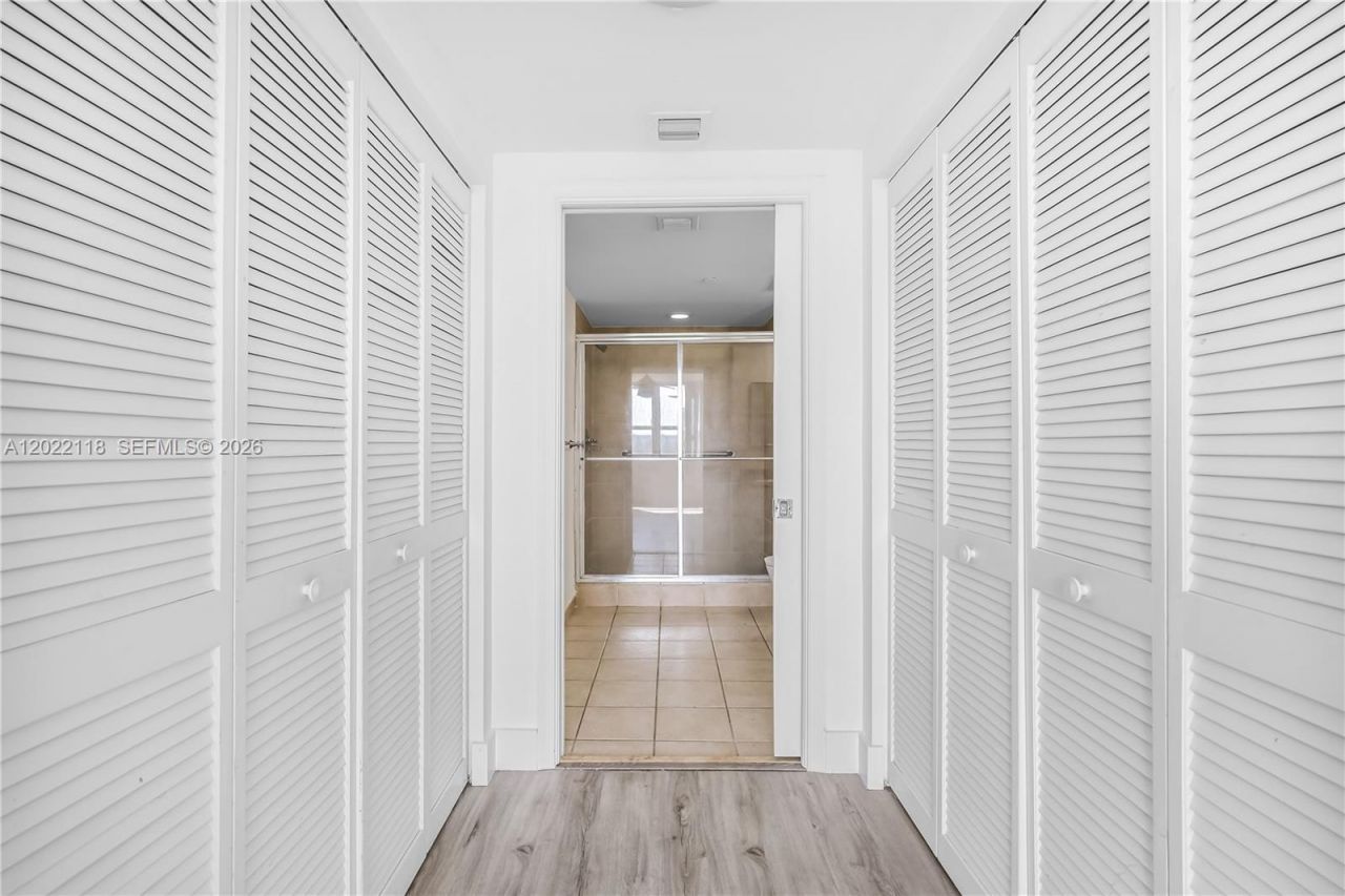 19501 W Country Club Dr , Unit 515, Aventura, FL 33180 Photo