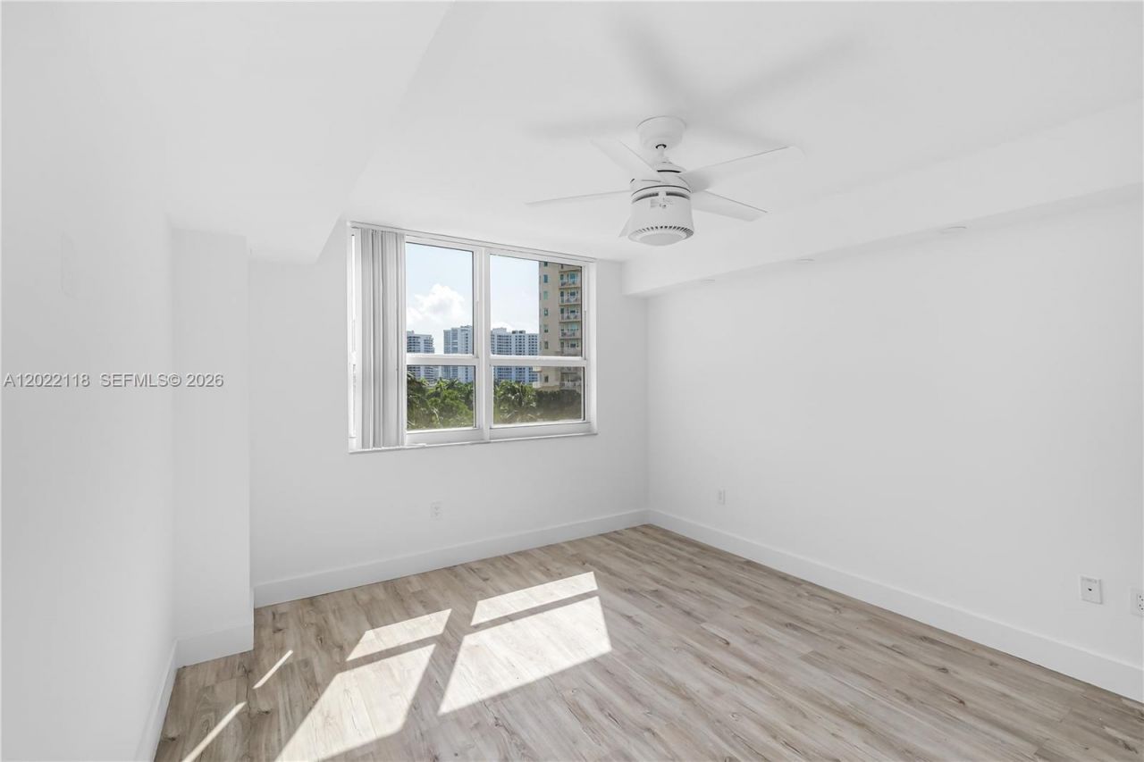 19501 W Country Club Dr , Unit 515, Aventura, FL 33180 Photo