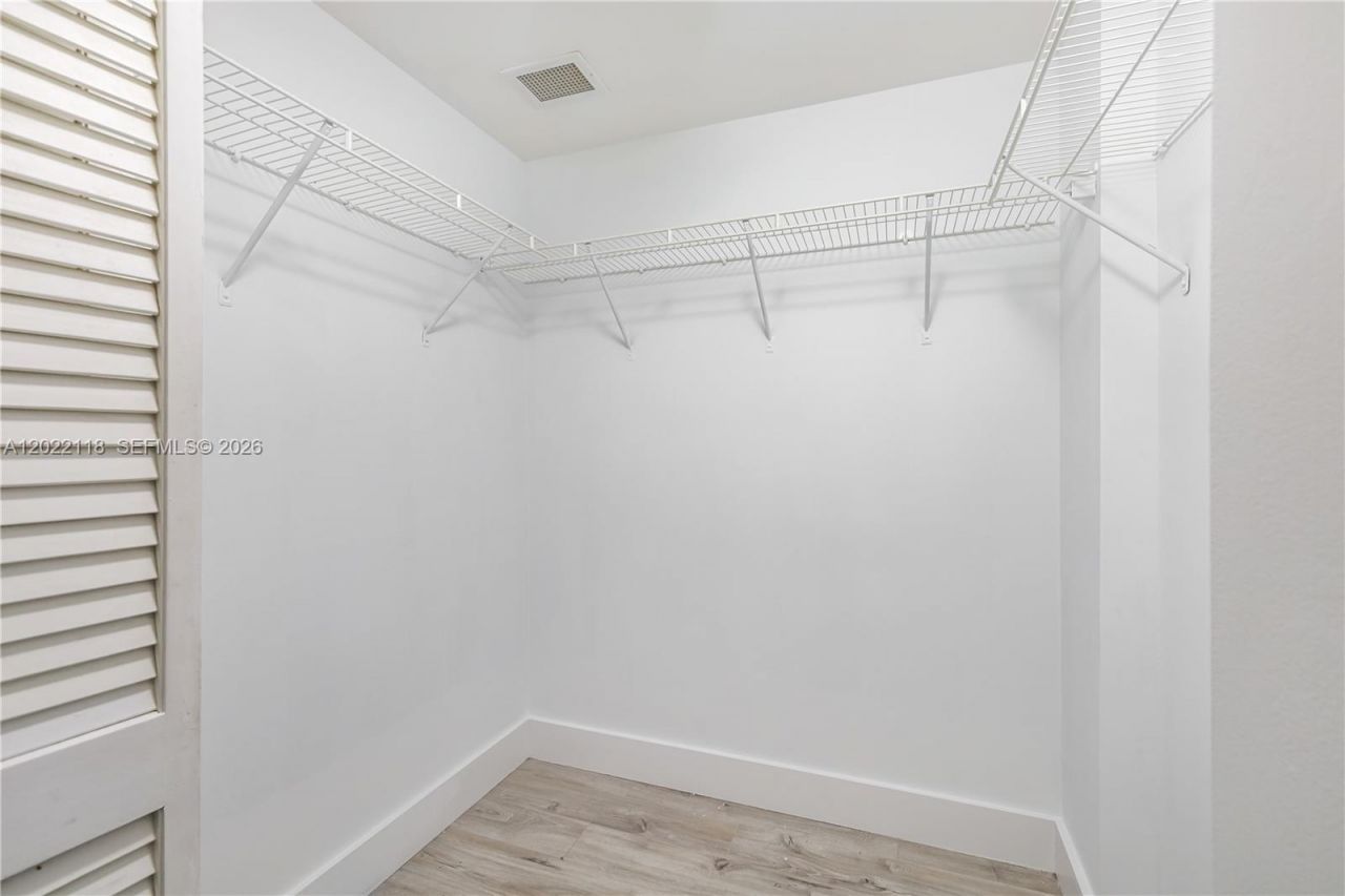 19501 W Country Club Dr , Unit 515, Aventura, FL 33180 Photo