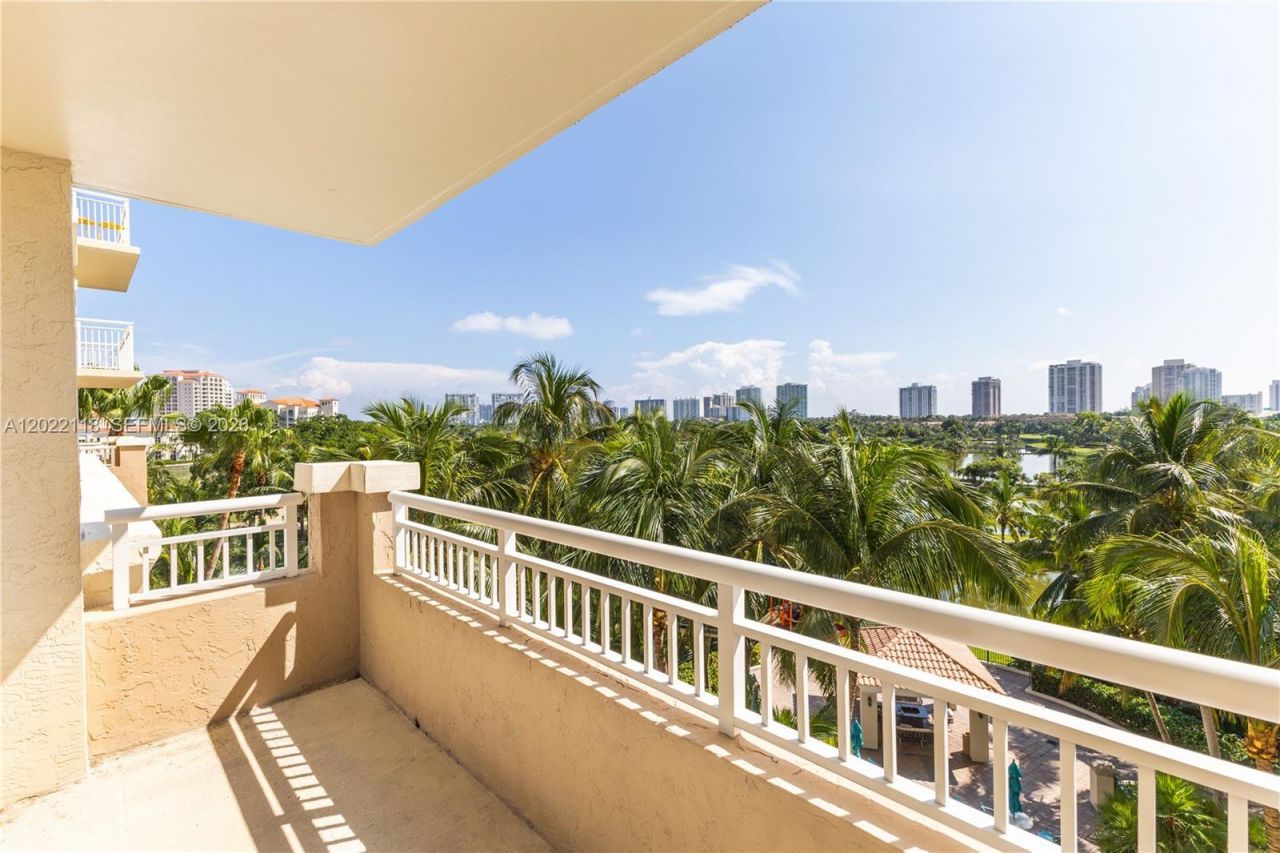 19501 W Country Club Dr , Unit 515, Aventura, FL 33180 Photo