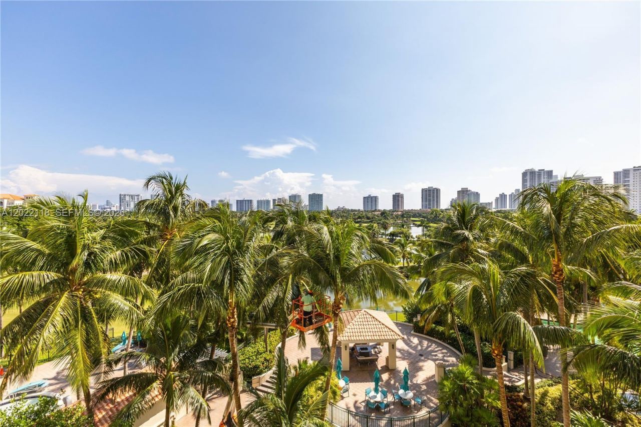 19501 W Country Club Dr , Unit 515, Aventura, FL 33180 Photo