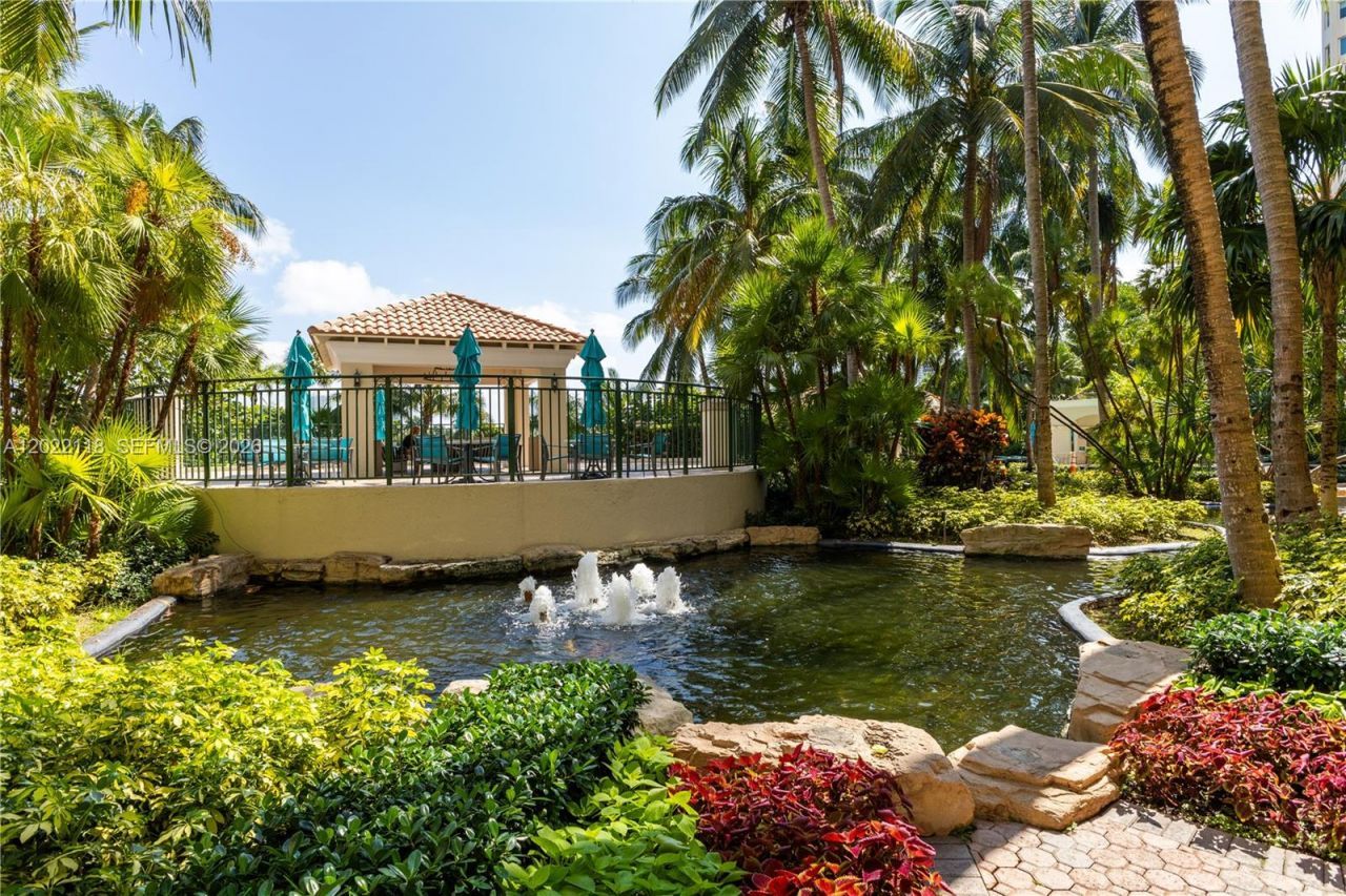 19501 W Country Club Dr , Unit 515, Aventura, FL 33180 Photo