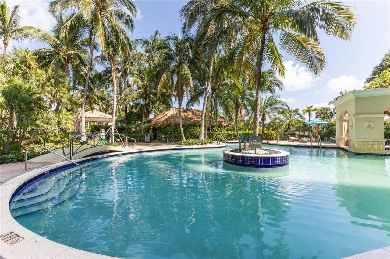19501 W Country Club Dr , Unit 515, Aventura, FL 33180 Photo