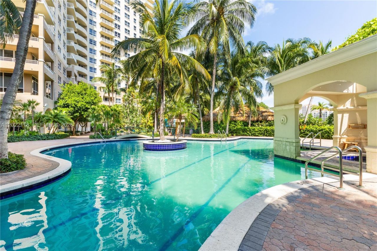 19501 W Country Club Dr , Unit 515, Aventura, FL 33180 Photo