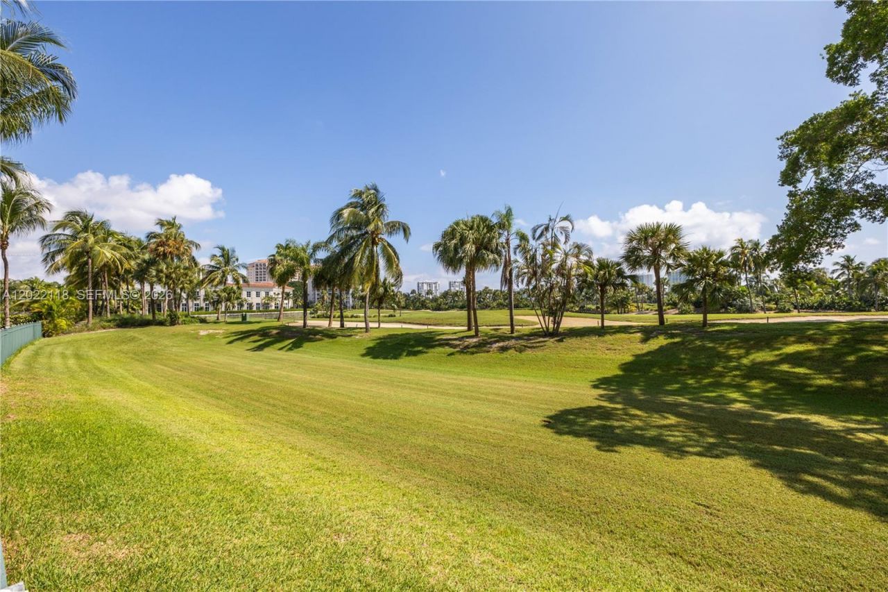 19501 W Country Club Dr , Unit 515, Aventura, FL 33180 Photo