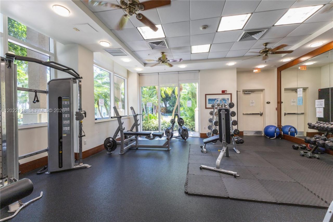 19501 W Country Club Dr , Unit 515, Aventura, FL 33180 Photo