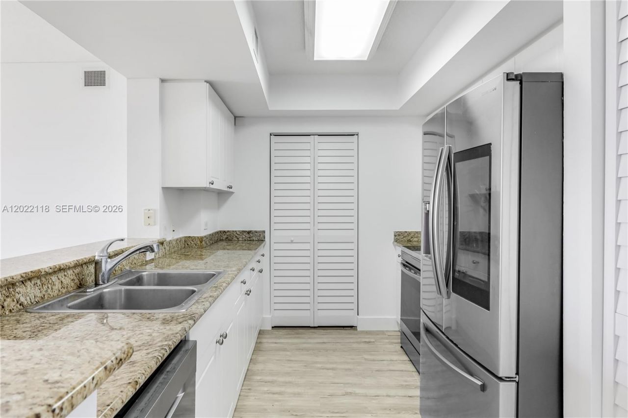 19501 W Country Club Dr , Unit 515, Aventura, FL 33180 Photo