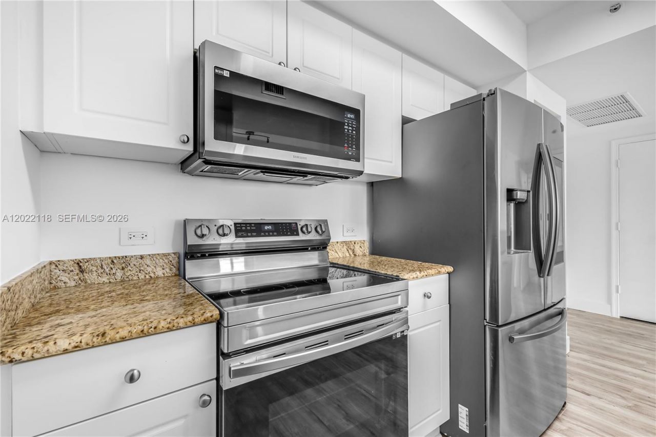 19501 W Country Club Dr , Unit 515, Aventura, FL 33180 Photo