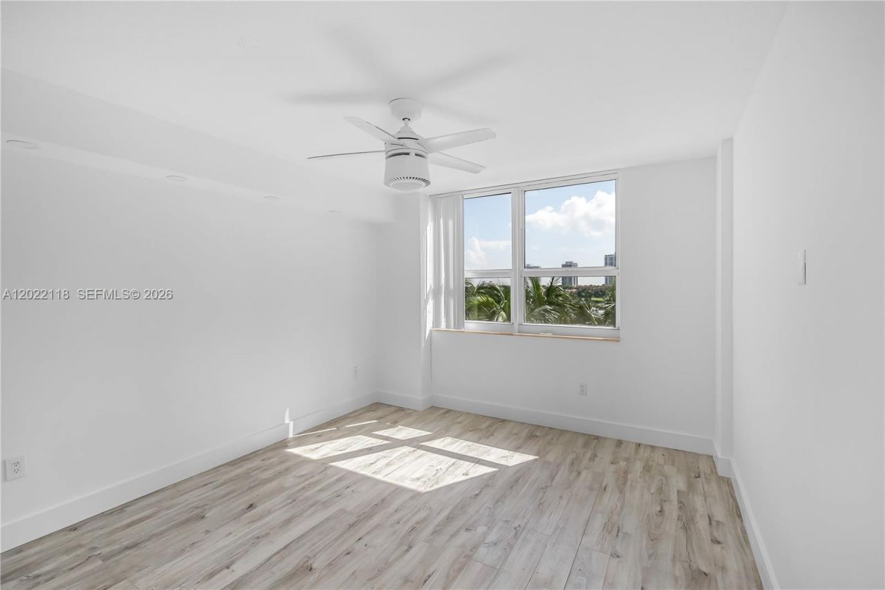 19501 W Country Club Dr , Unit 515, Aventura, FL 33180 Photo