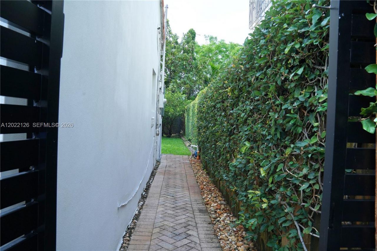2338 SW 11th St, Unit 2338, Miami, FL 33135 Photo