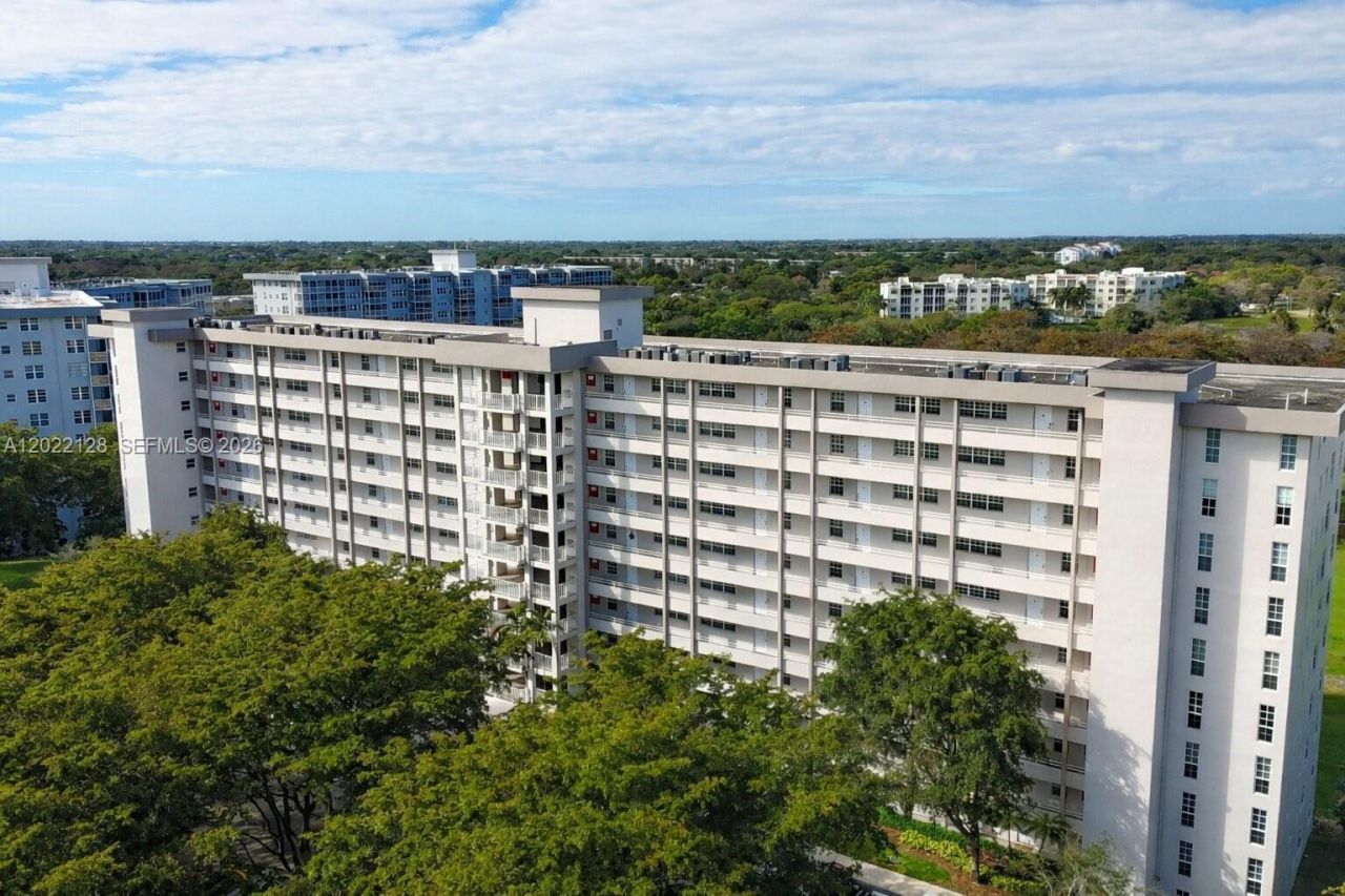 605 Oaks Dr , Unit 502, Pompano Beach, FL 33069 Photo
