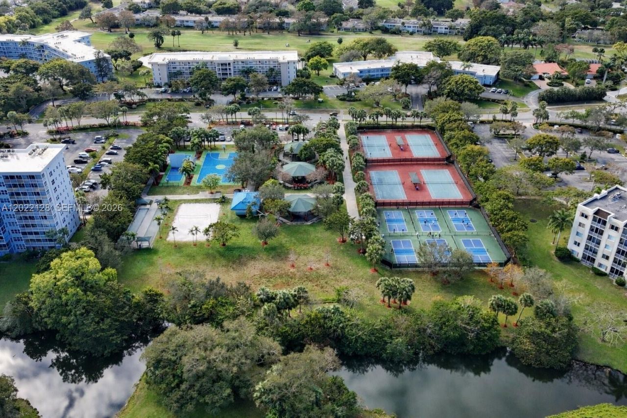 605 Oaks Dr , Unit 502, Pompano Beach, FL 33069 Photo