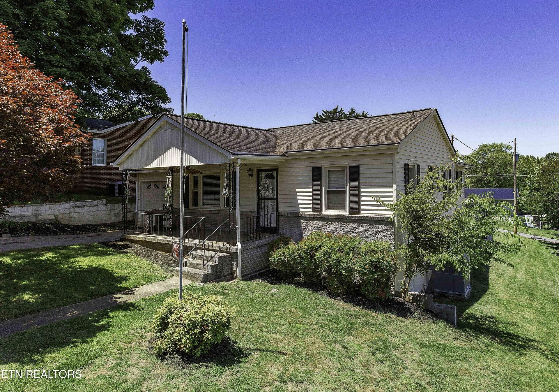 611 W 6th Ave, Lenoir City, TN 37771 Main Photo