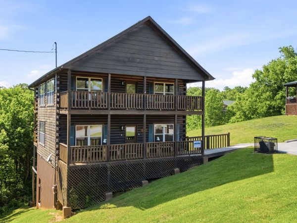 339 Oak Lake Drive, Sevierville, TN 37876