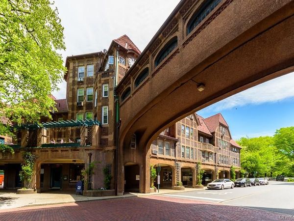 10 Station Square , Unit R42, Forest Hills, NY 11375