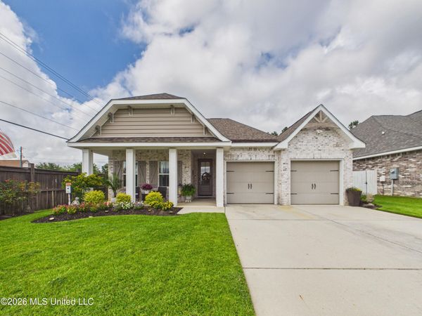 201 Madison Pl Drive, Ocean Springs, MS 39564