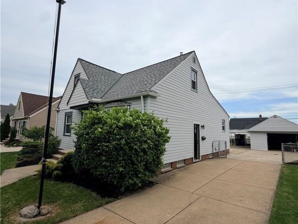 4717 Summer Lane , Brooklyn, OH 44144