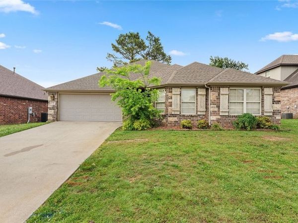 106 NE Larkspur Lane , Bentonville, AR 72712