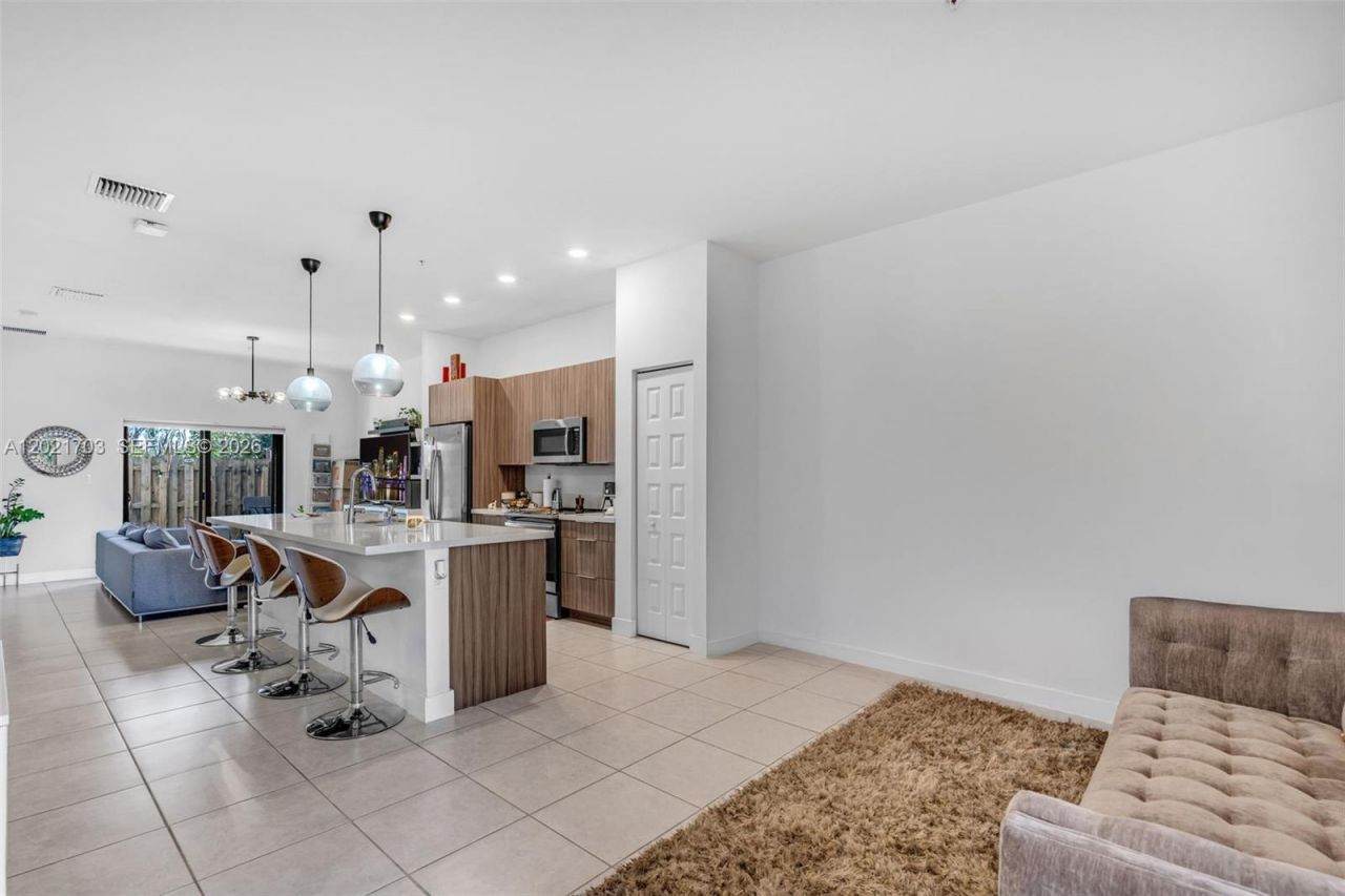 8015 NW 104th Ave, Unit 3, Doral, FL 33178 Photo