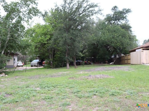 825 N Commerce Street , Lockhart, TX 78644