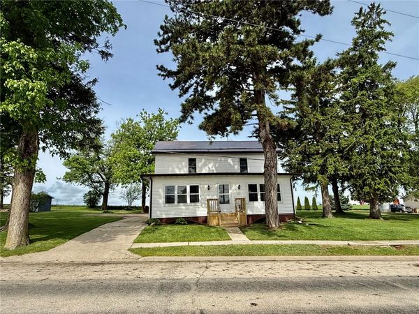 116 Main Street , Colesburg, IA 52035