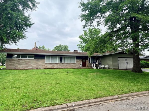 1 Crestwood Drive, Carlinville, IL 62626