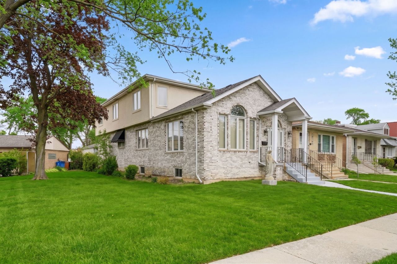 6916 W Forest Preserve Drive , Harwood Heights, IL 60706