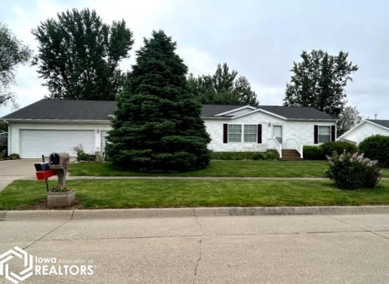902 Prairie Lane, Marshalltown, IA 50158 Main Photo