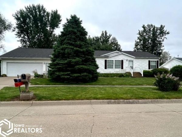 902 Prairie Lane, Marshalltown, IA 50158